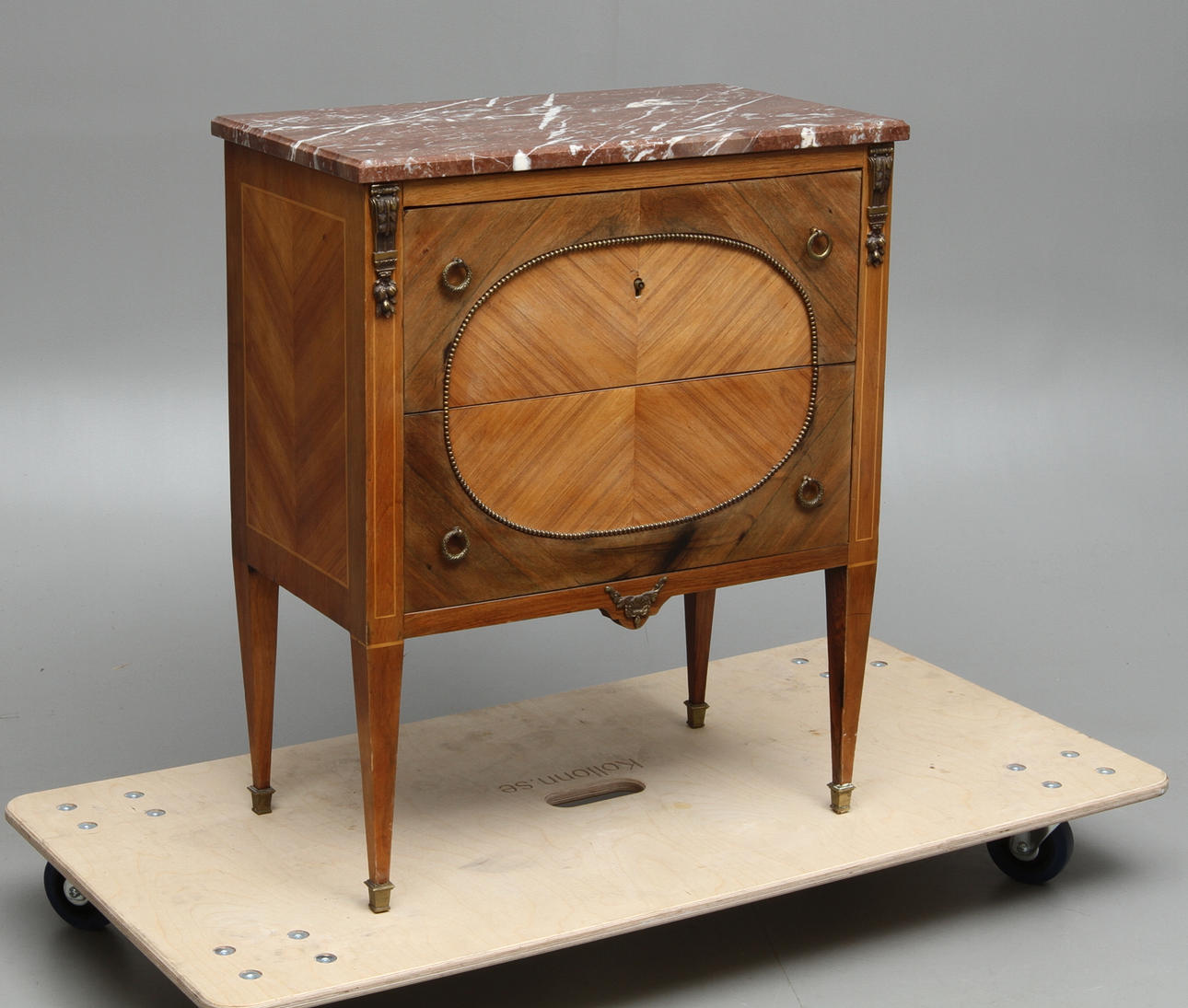 BYRÅ med stenskiva, gustaviansk stil, 1900-tal.