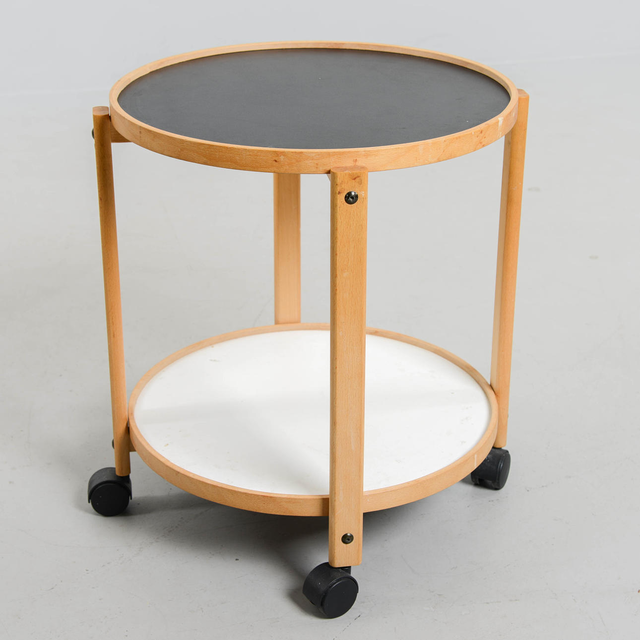 Et bakkebord, på hjul, 2000'erne.