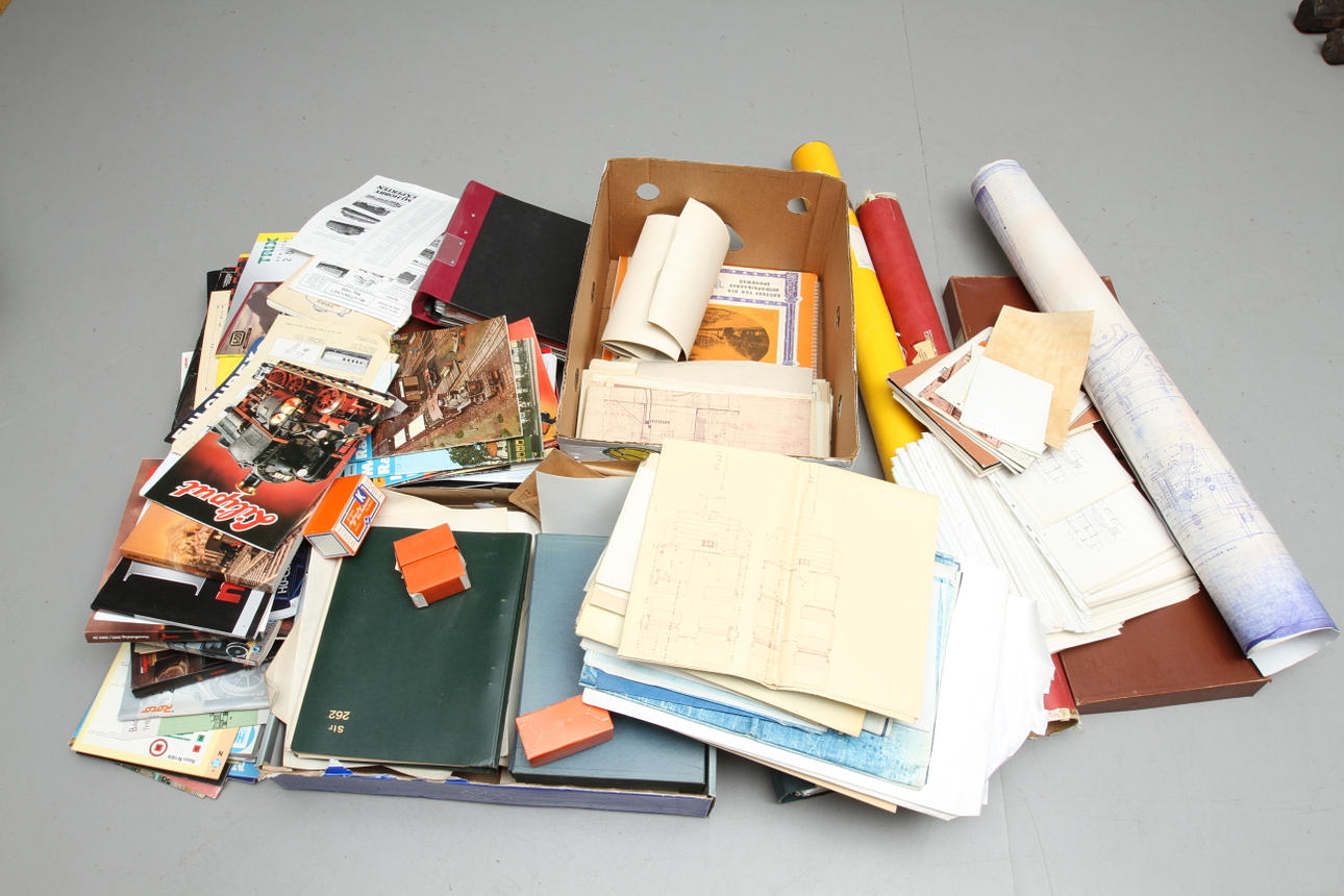 JÄRNVÄGSLITTERATUR, KATALOGER, RITNINGAR. VYKORT, FOTOGRAFIER. 3 LÅDOR.