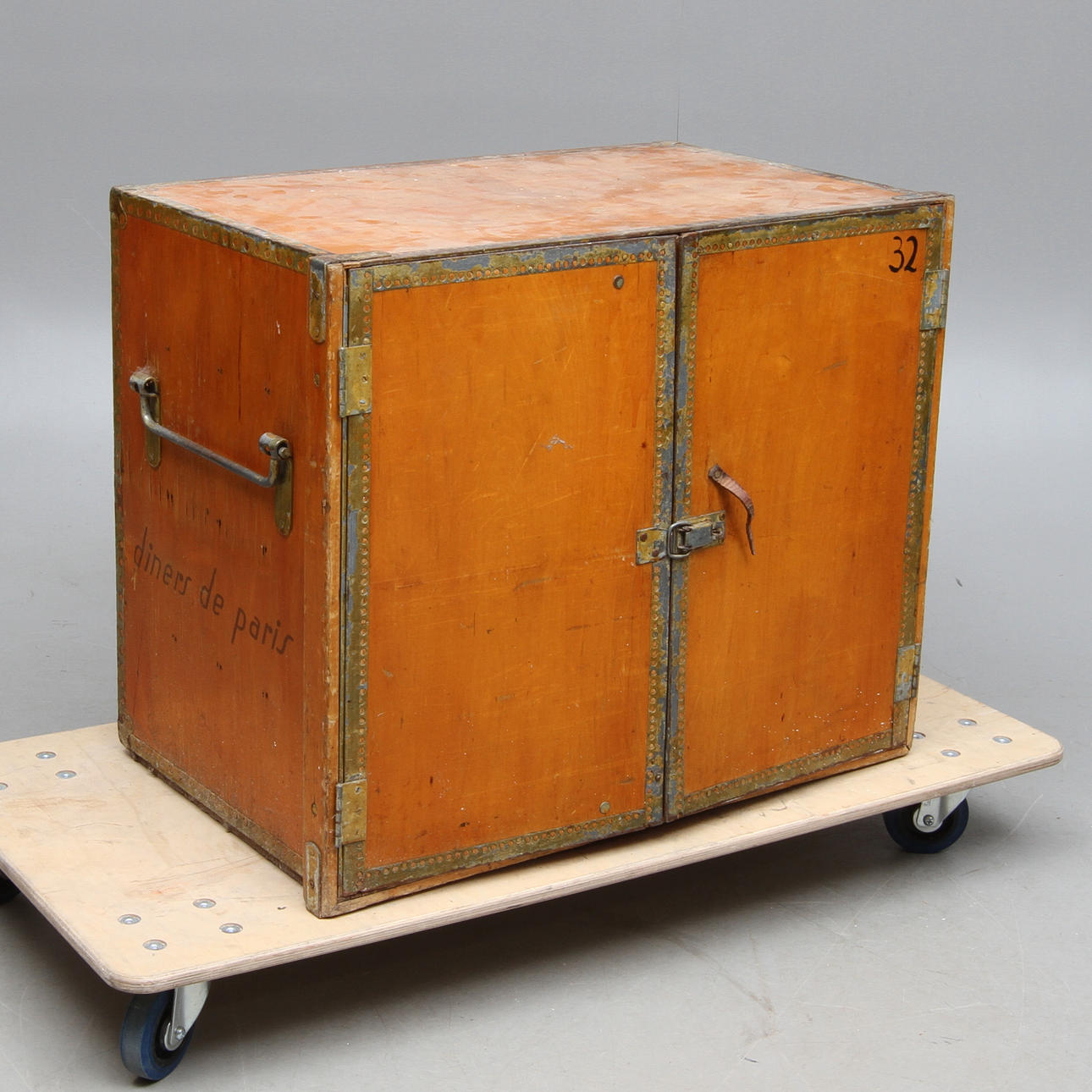 SKÅP, plywood med metallbeslag, med text "diners de paris", 1900-tal.