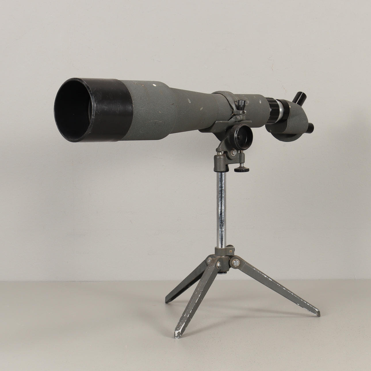 FUGLEKIKKERT på stativ.