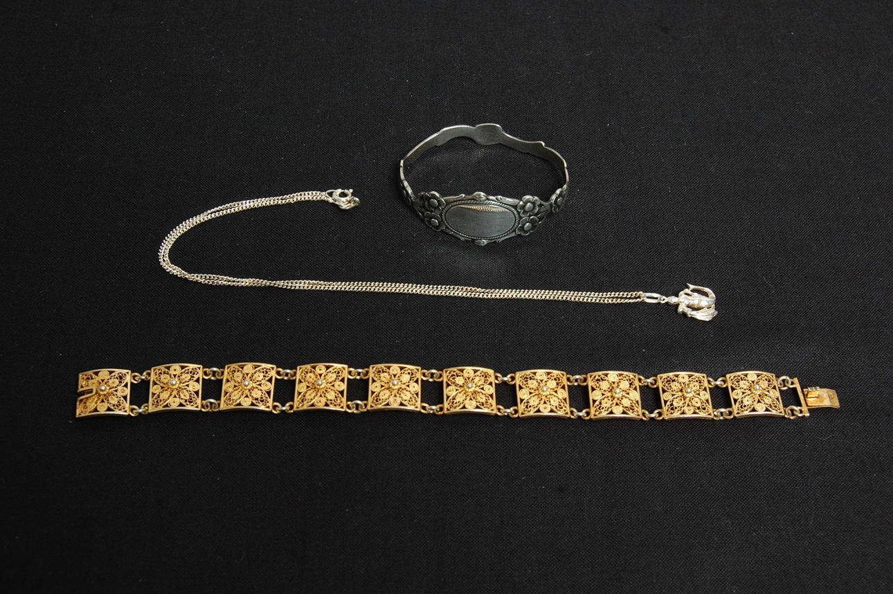 SILVER 3 delar, servettring, armband, halsband.