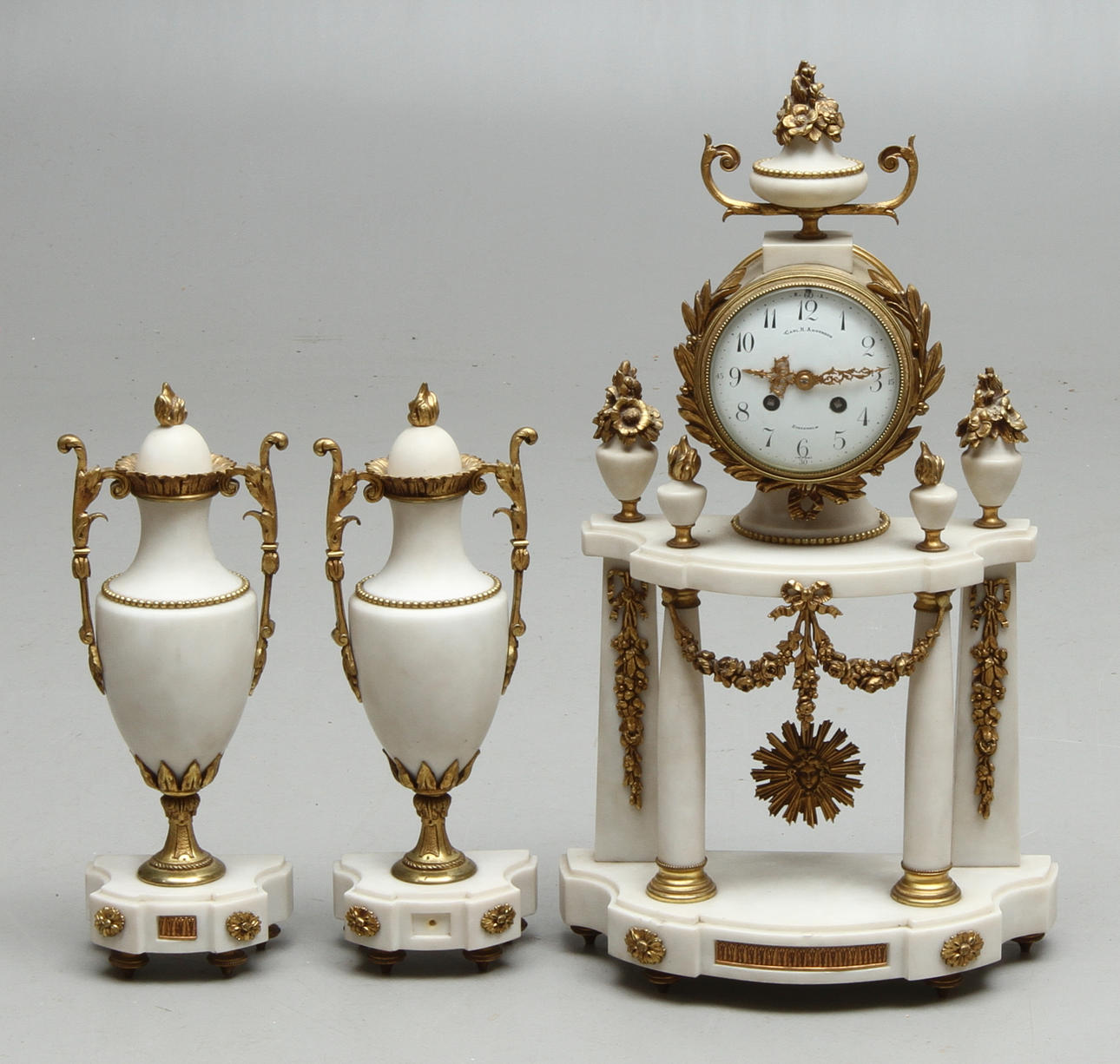 BORDSUR samt DEKORATIONSURNOR 1 par, sekelskiftet 1800-1900.