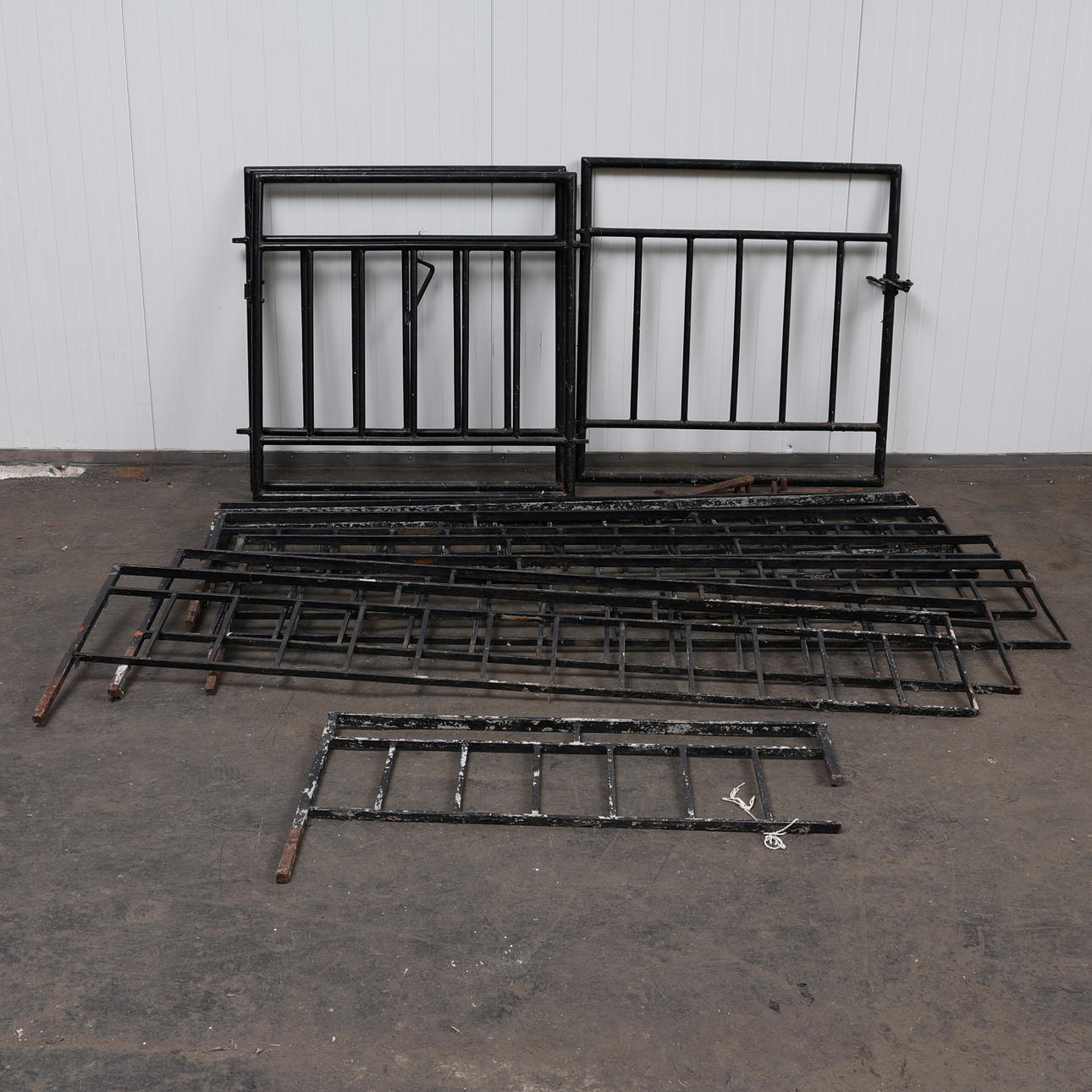 GRINDAR MED STAKET, järn, 1900-tal.