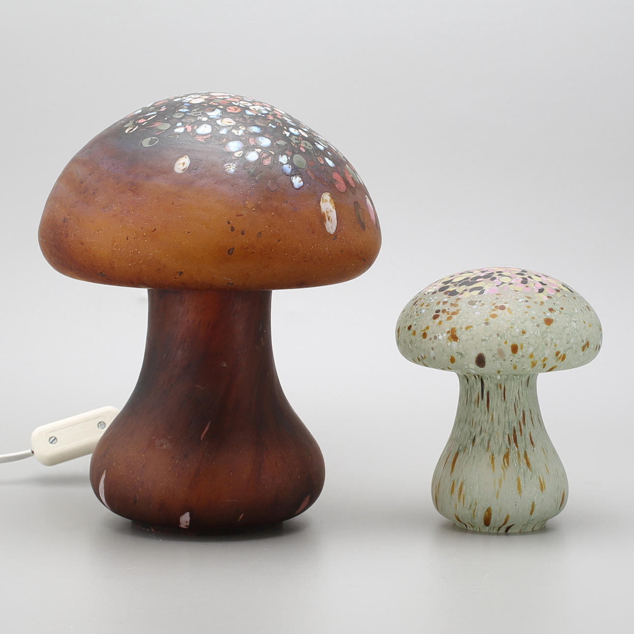 SVAMPAR i glas, 2 st, varav en bordslampa, Monica Backström, Boda.