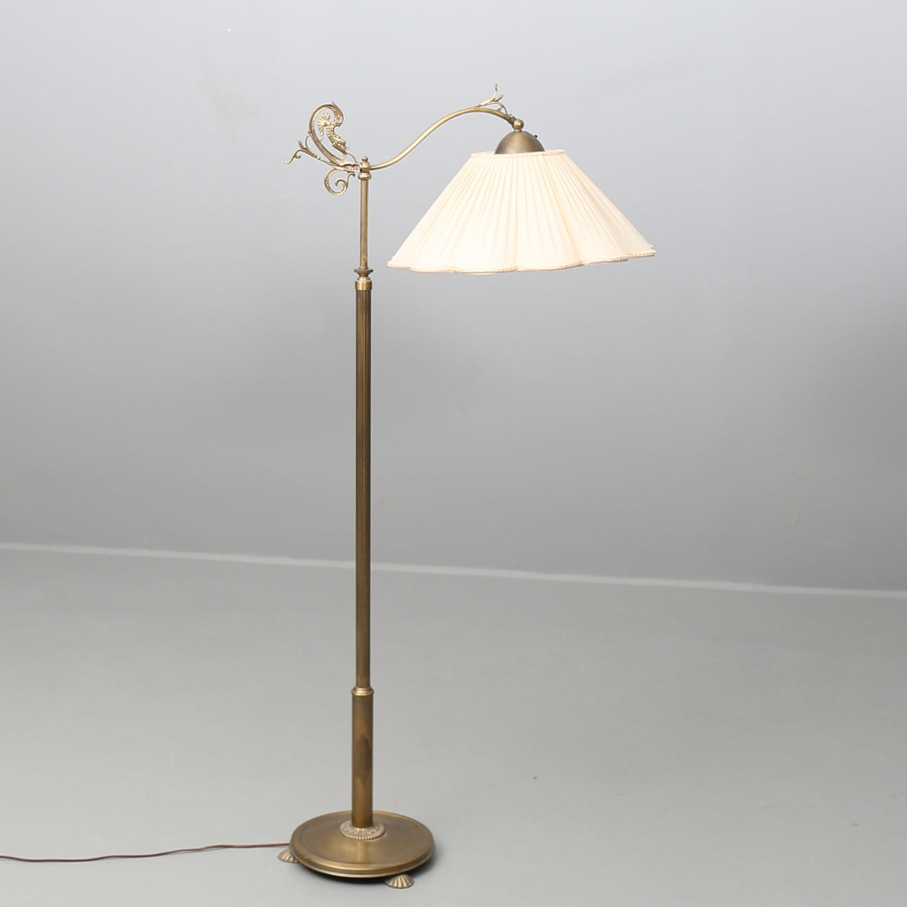 GOLVLAMPA i patinerad metall 1930-tal.