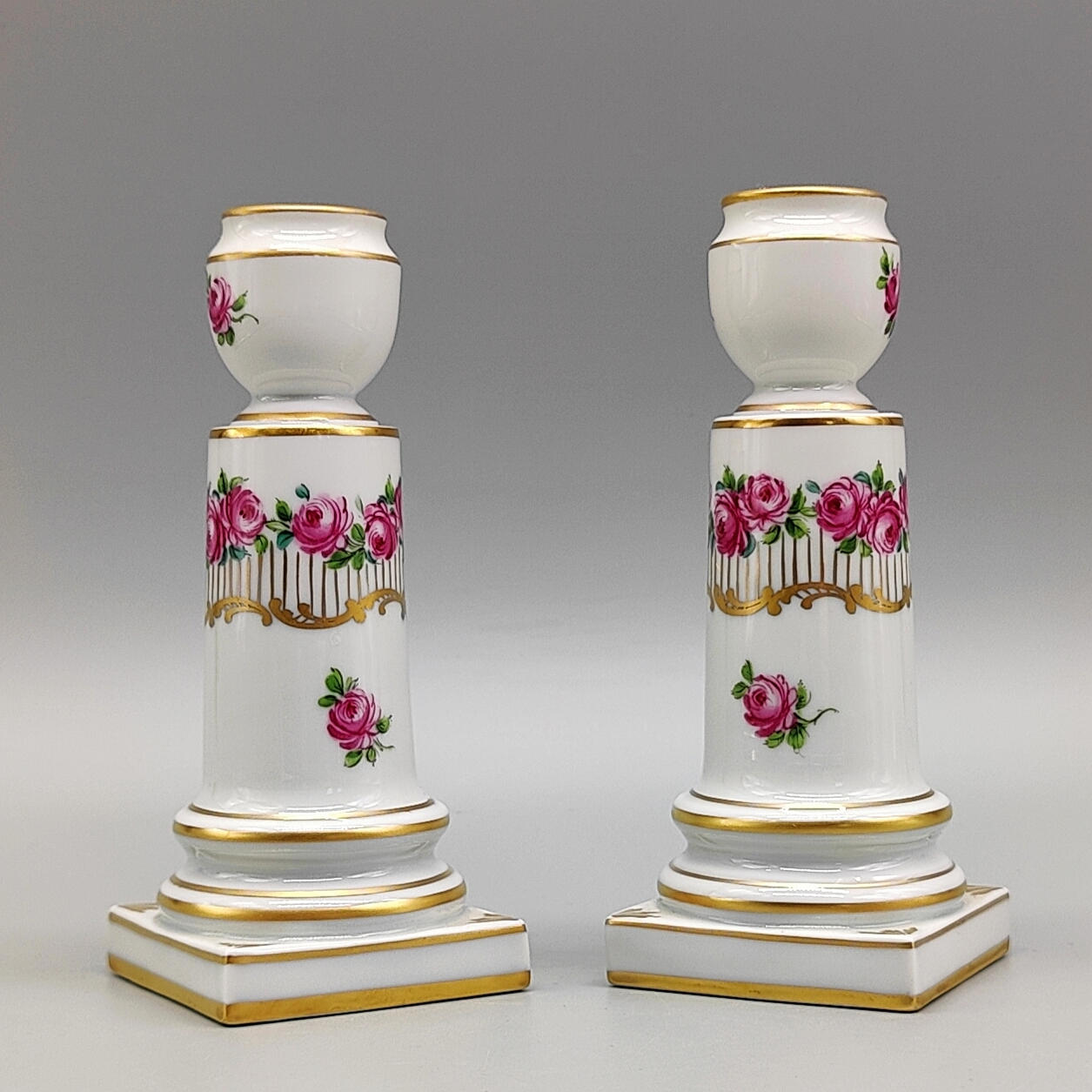 2 DRESDEN PORSLIN LJUSSTAKAR STÄMPLADE PÅ BOTTEN.