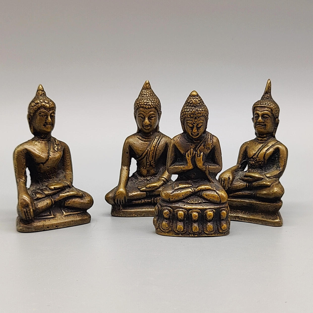 4 FORSKELLIGE BUDDHA MESSING FIGURER.