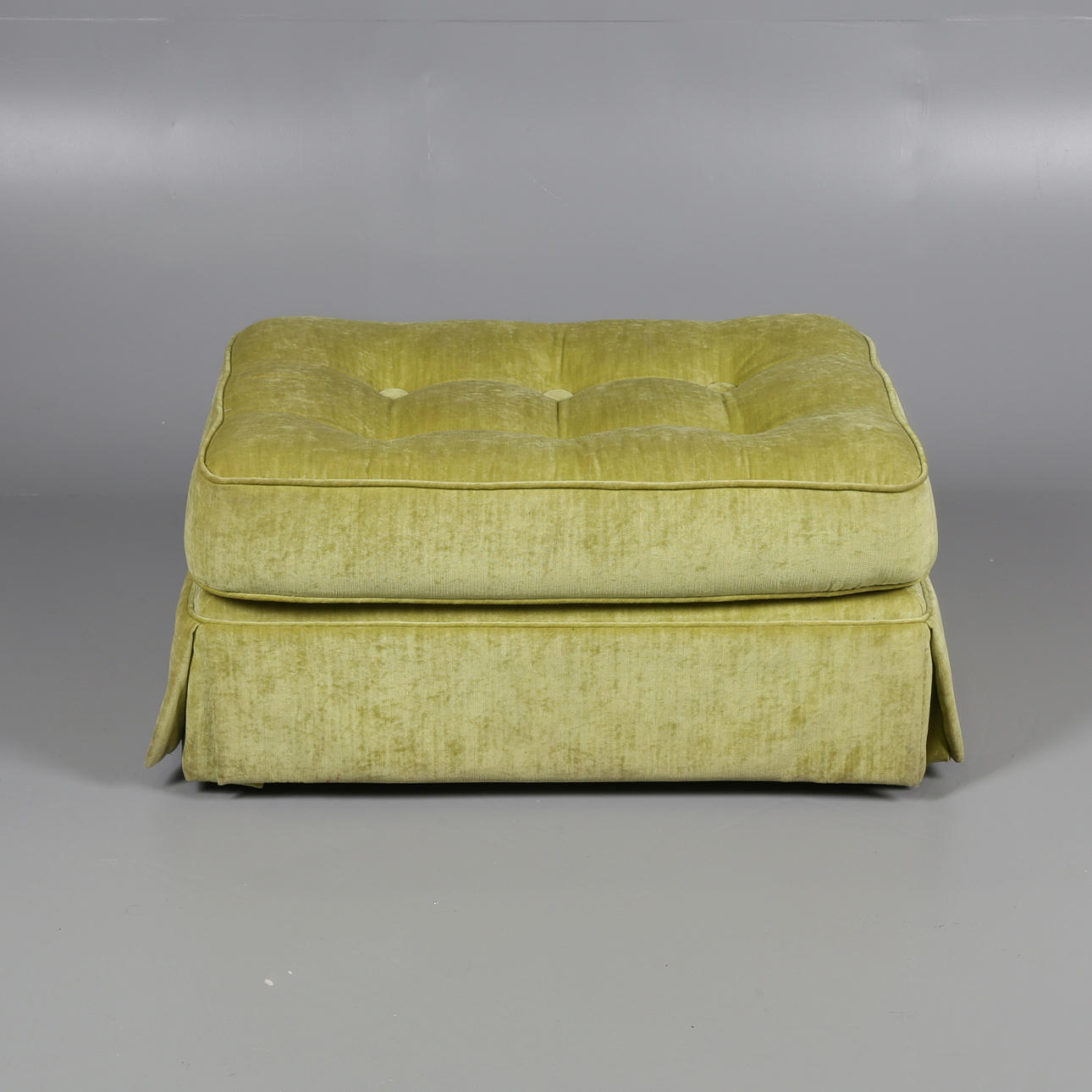 EN LIMEGRÖN LOUNGE PALL.