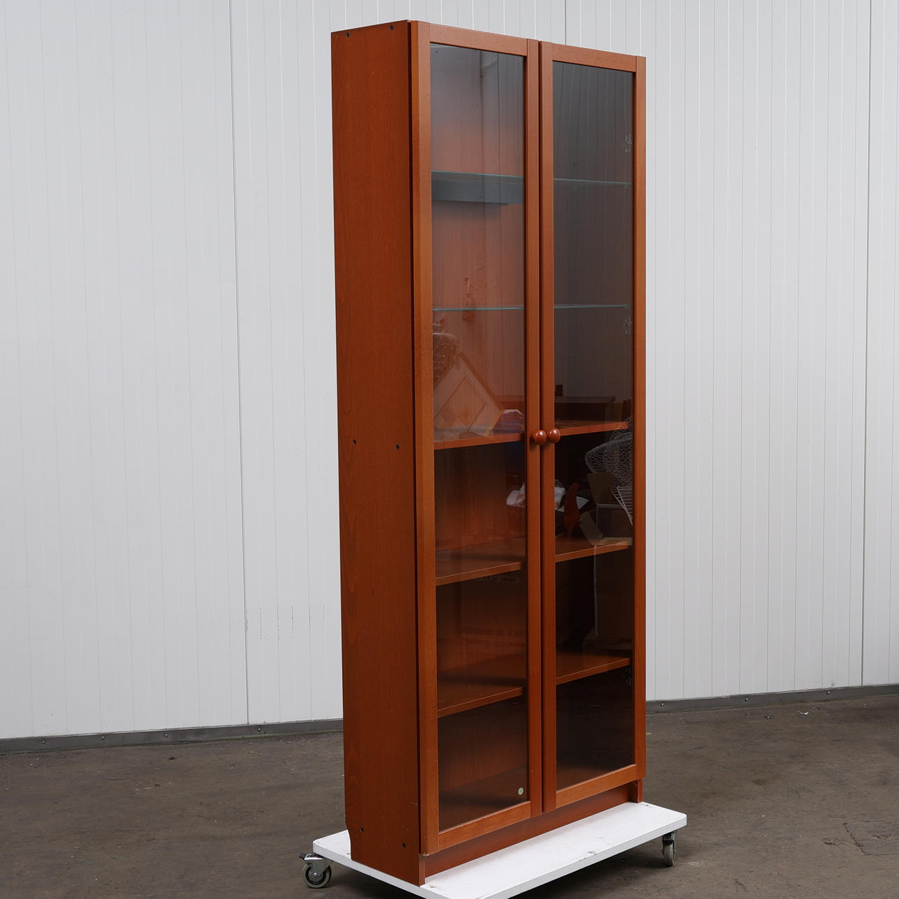 Una vitrina «Billy/Oxberg», de IKEA.