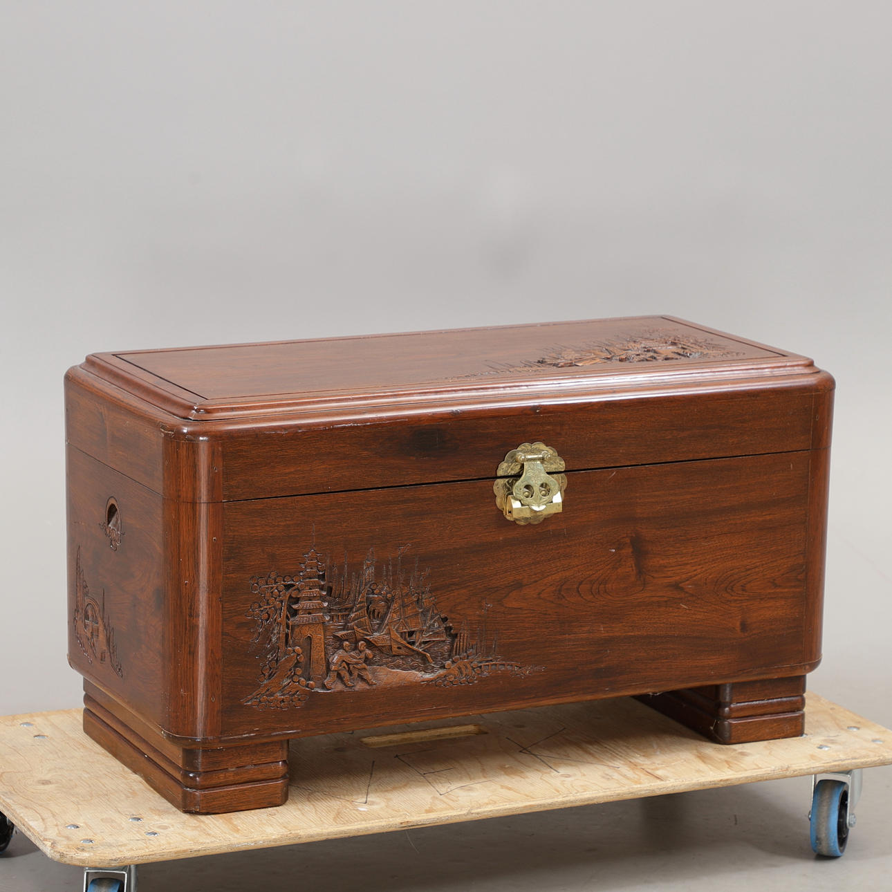 KAMFERKISTA, Kiina, 1900-luku.