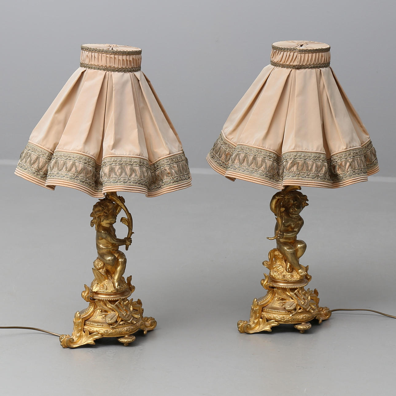 BORDSLAMPOR, ett par, förgyllda, Louis Quinze stil, 1900-talets.