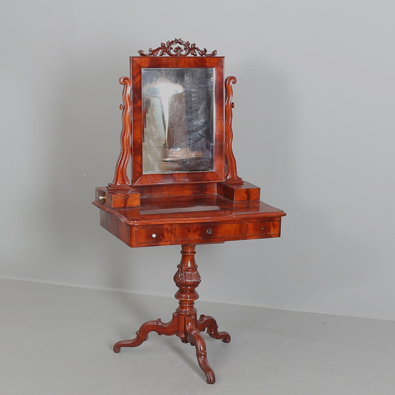 TOILETTEBORD, nyrokoko 1800/1900-tal.