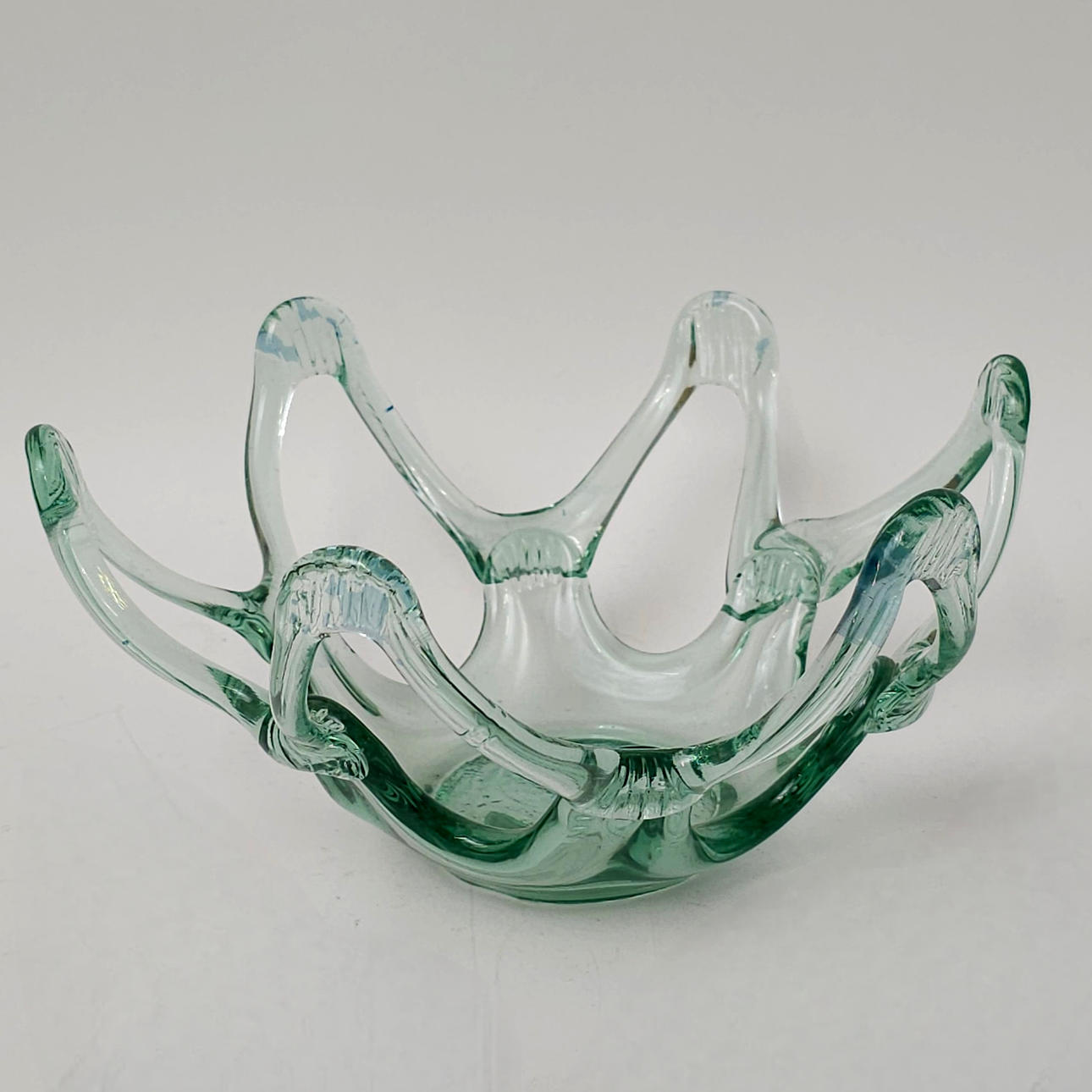 CENTRUM I BLÅST GLAS. MITTEN AV 1900-TALET.