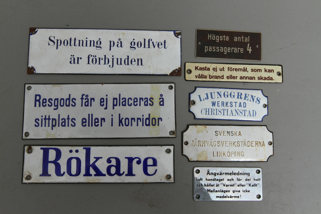 JÄRNVÄGSTILLBEHÖR 6 emaljskyltar och 2 i metall.