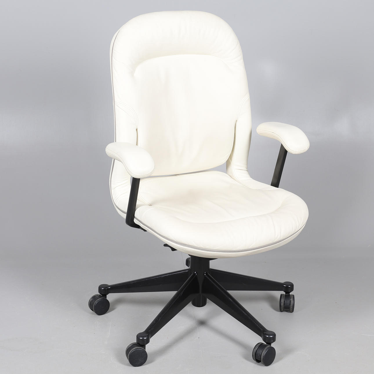 EN HERMAN MILLER KONTORSSTOL.