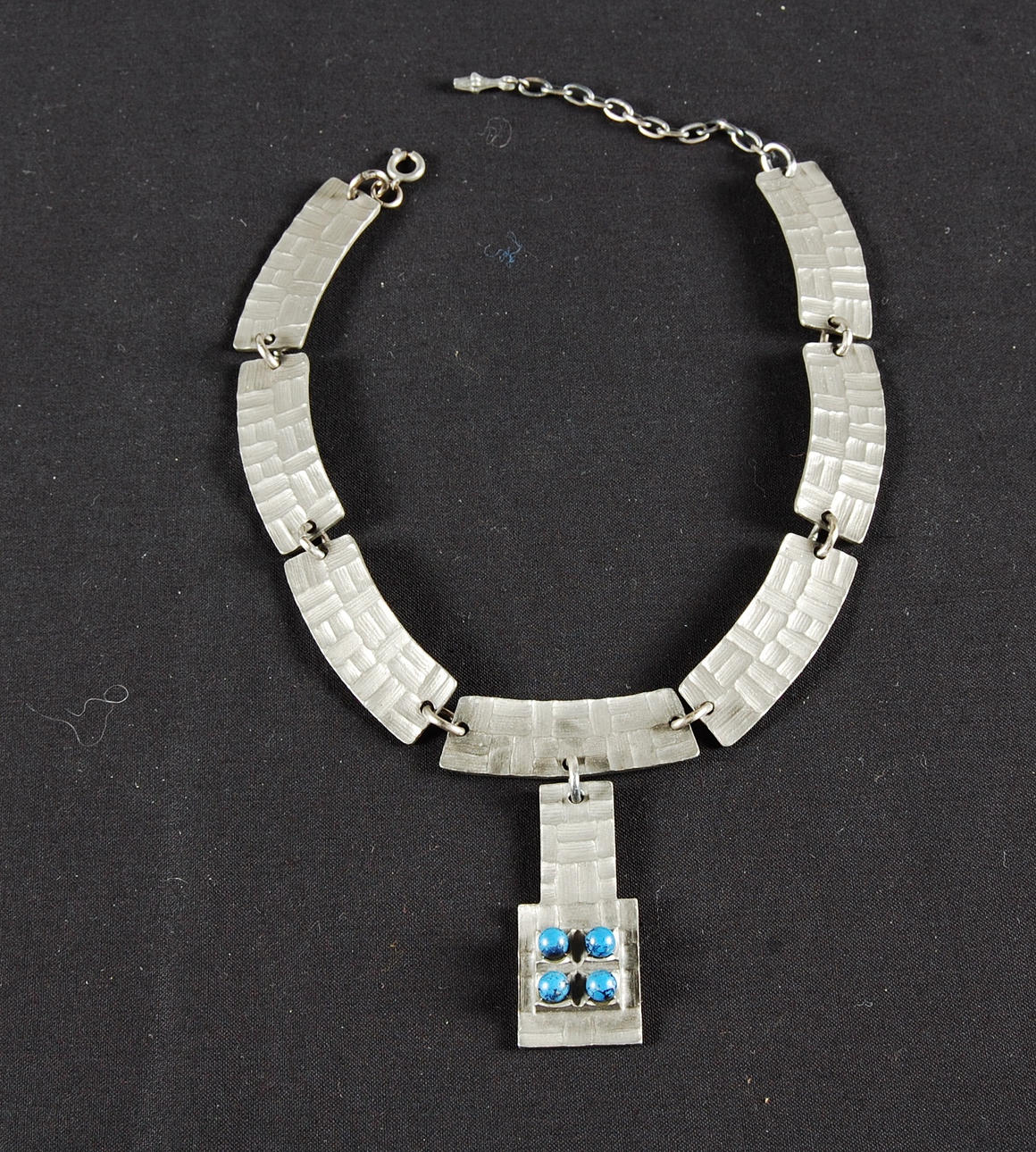 HALSBAND, tenn, med blå stenar, 1960-tal.