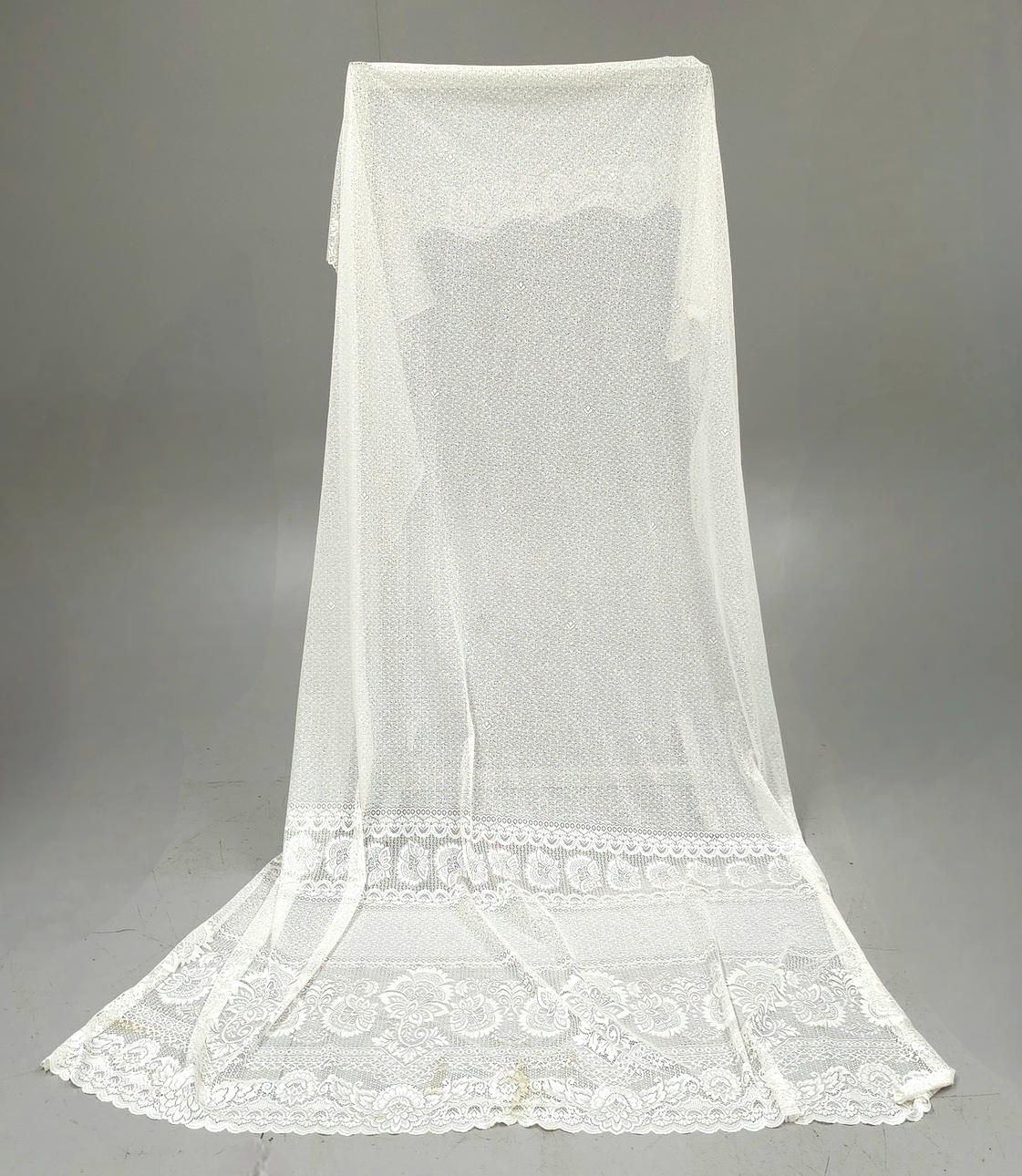 VIT BRODERAD ORGANZA GARDIN.