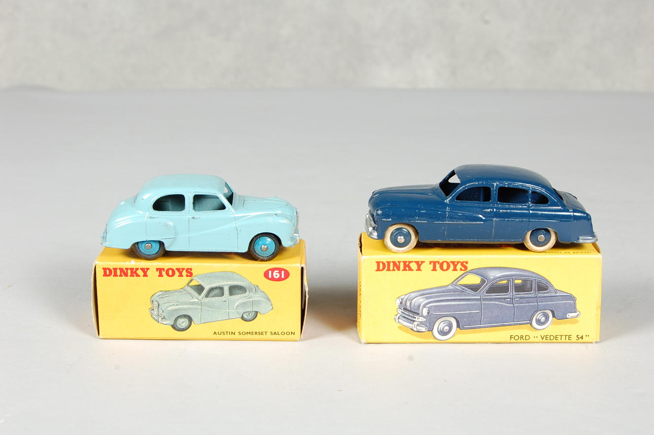 DINKY TOYS, 2 st, Ford vedette 54, Austin somerset saloon, i originalkartong.