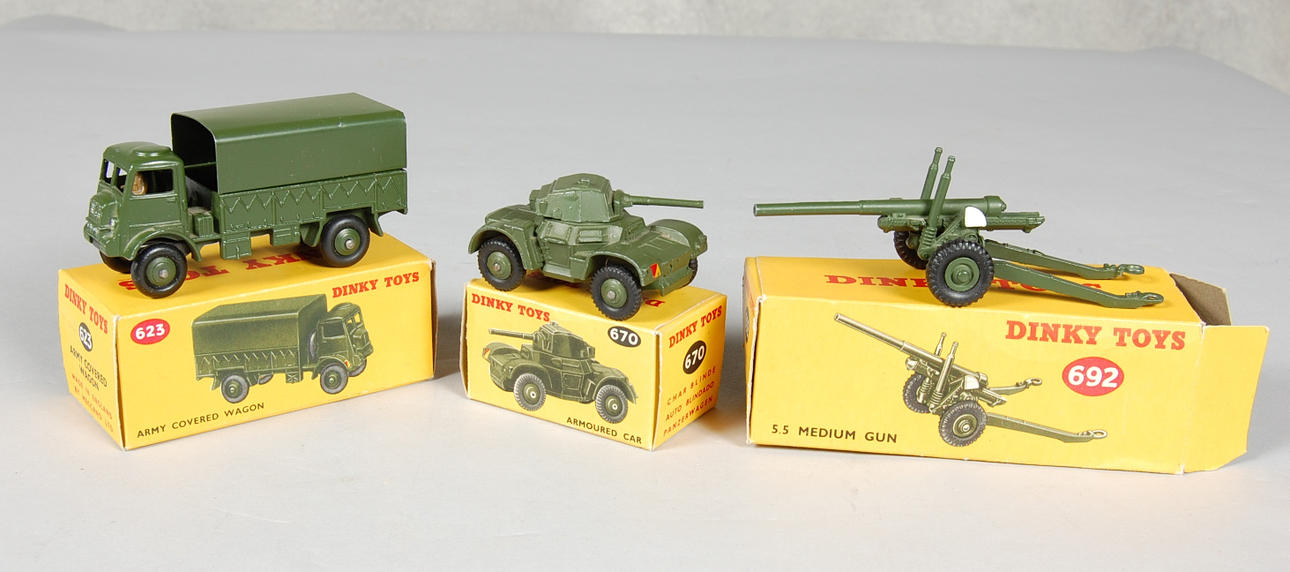 DINKY TOYS, 3 st, militära fordon, i originalkartong.
