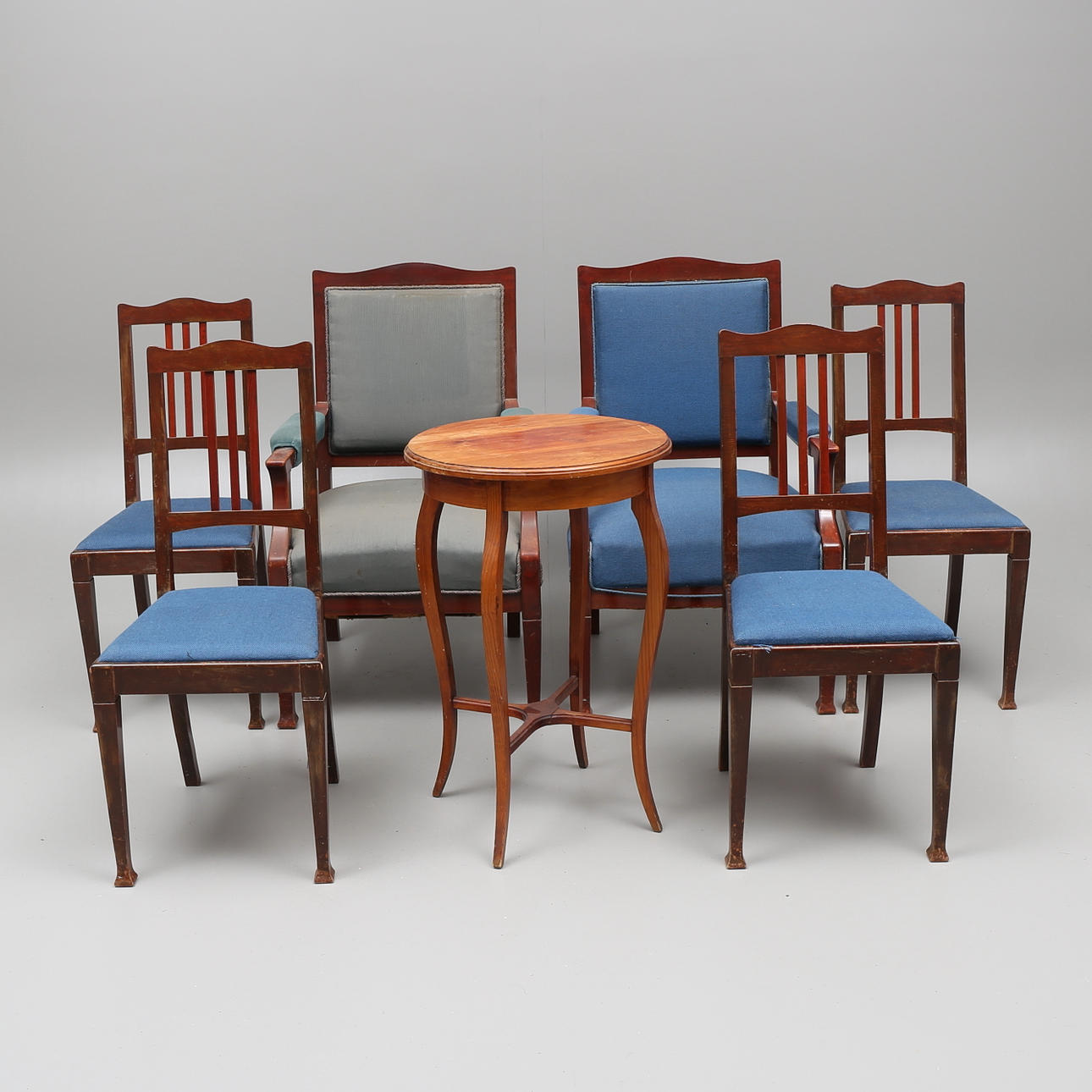 KARMSTOLAR, ett par, STOLAR, 4 st, samt BORD, 1900-talets början.