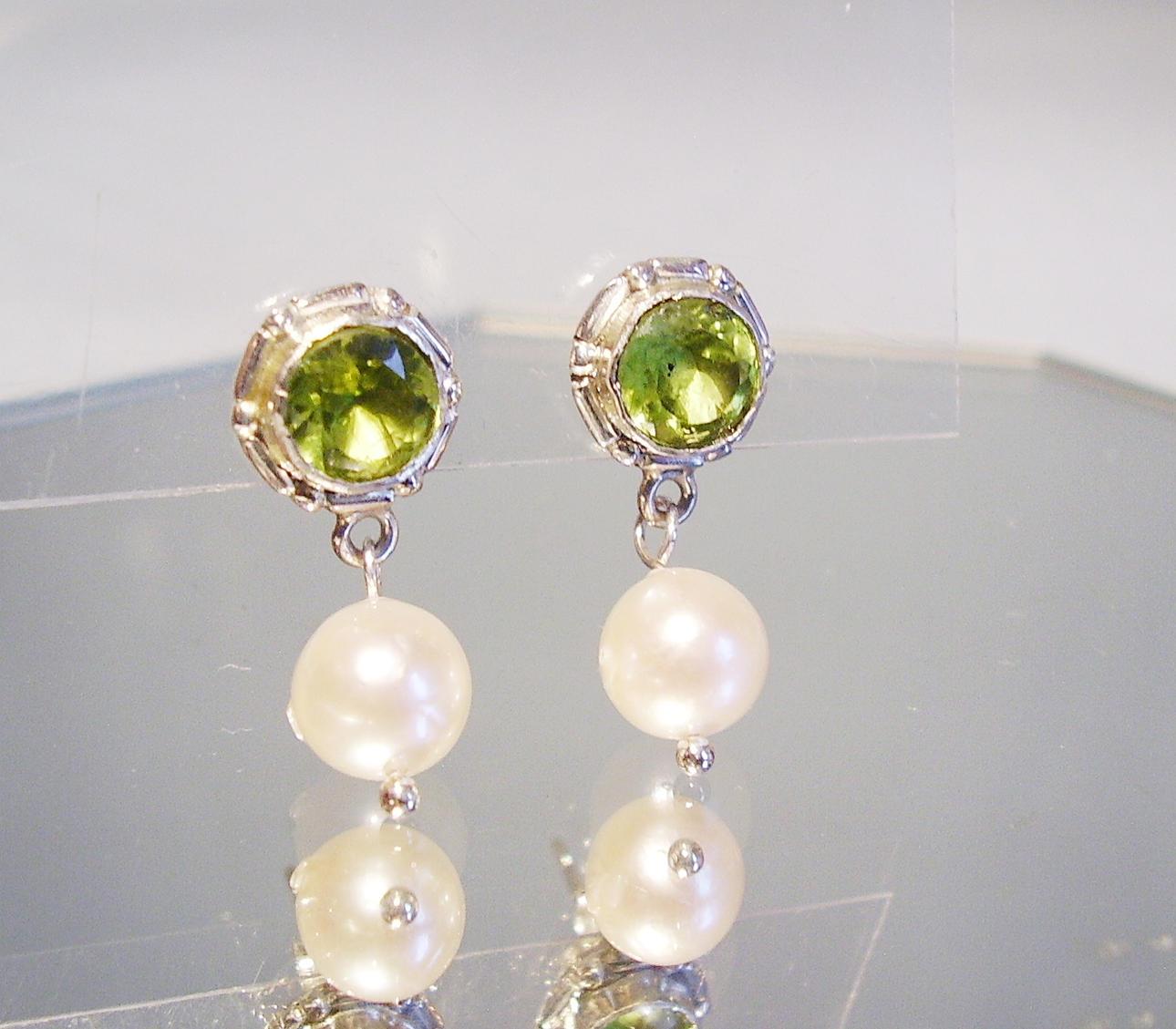 PERIDOT ÖRHÄNGEN MED ÄKTA AKOYA PÄRLOR 925 silver.