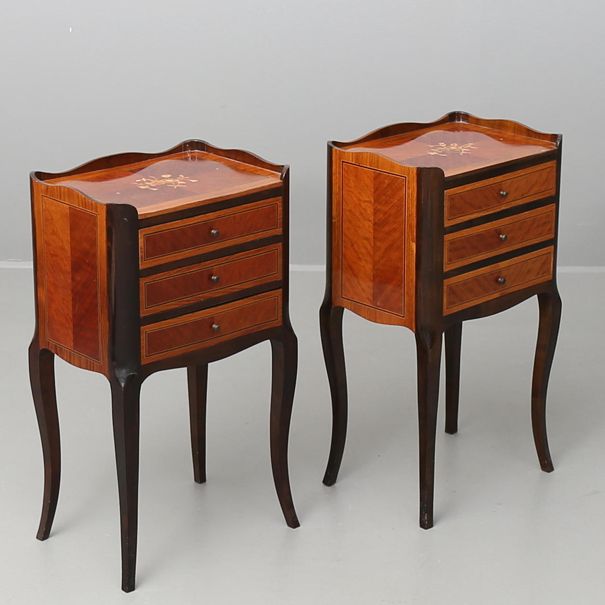 LAMPBORD i mahogny, ett par, Louis XVI-stil. 1900-talets andra hälft.