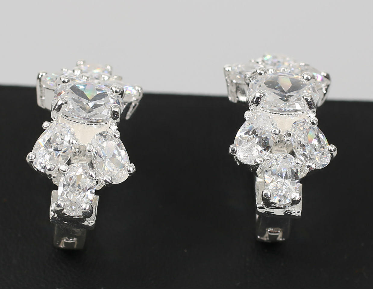 ÖRHÄNGE, ett par, silver och vita stenar, 2000-tal.