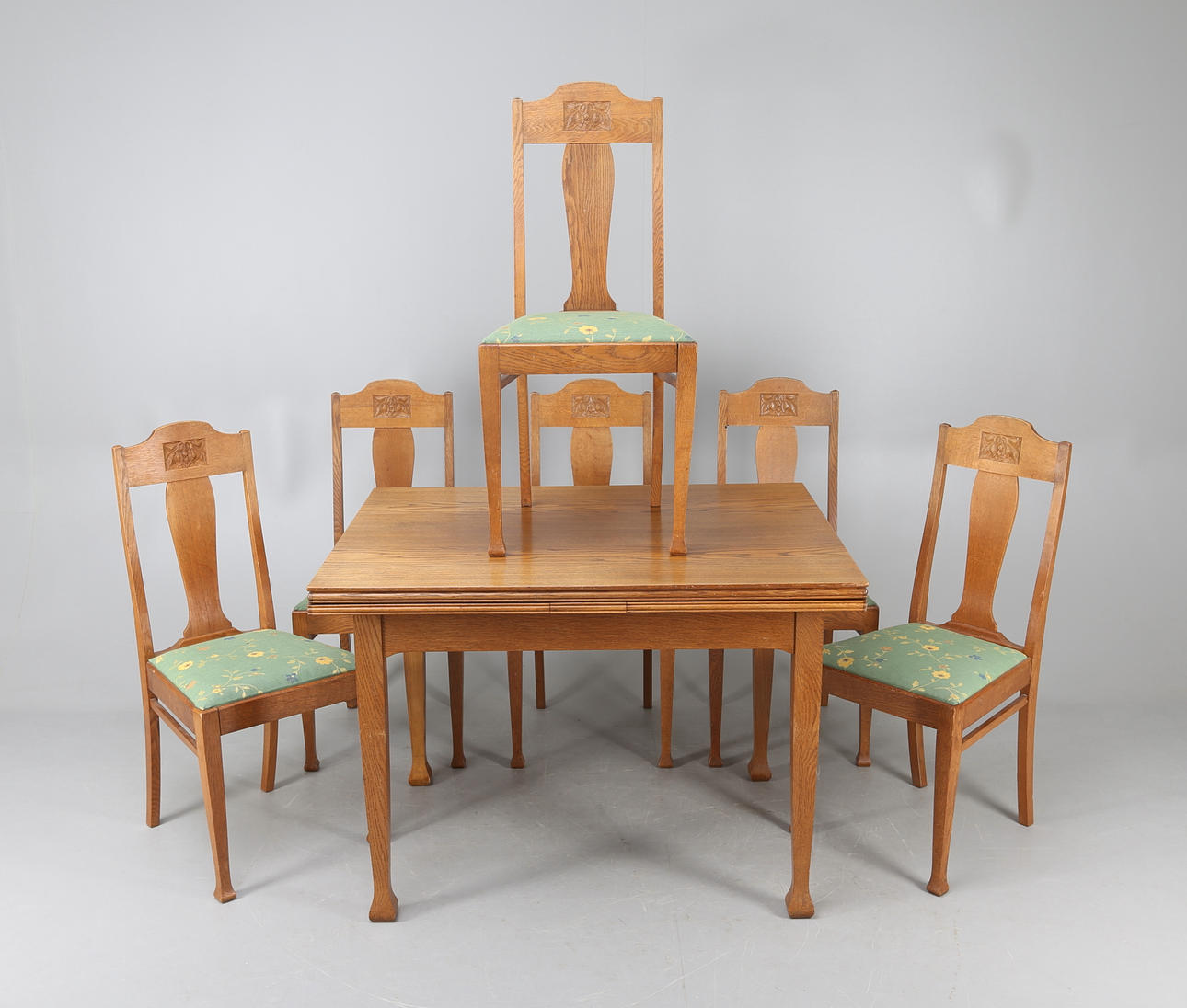 MATSALSMÖBEL. 7 delar, ek, "Äpplet", jugend, 1900-tal.