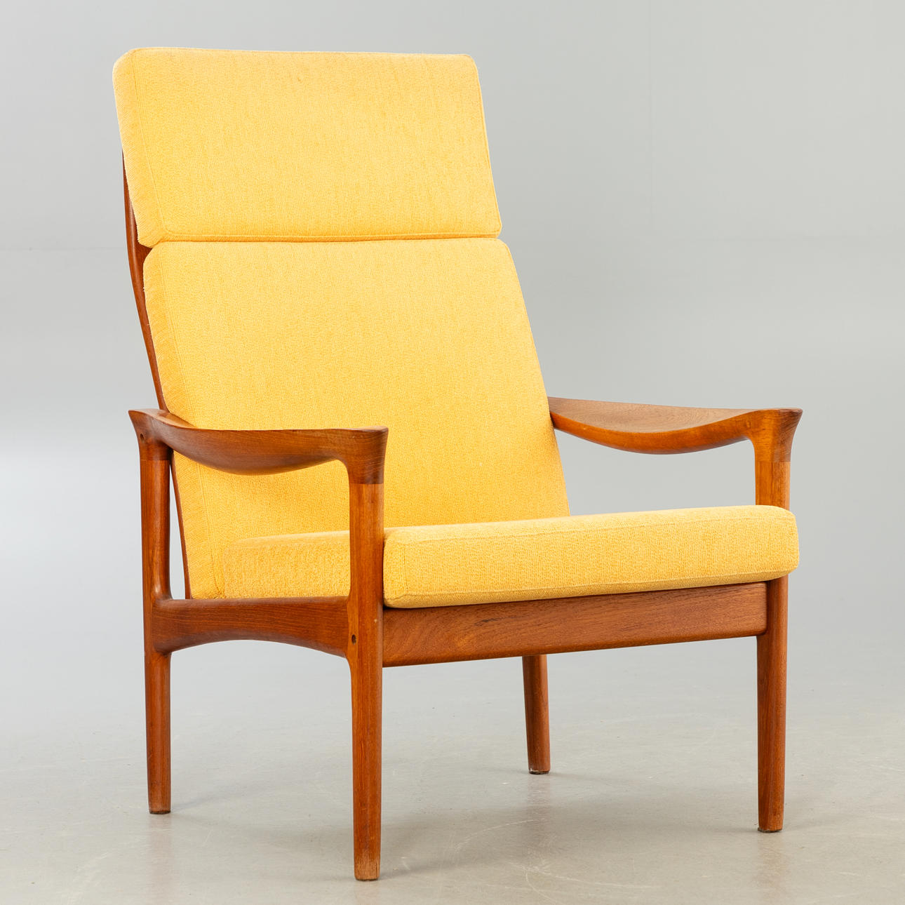 ILLUM WIKKELSØ. Illum Wikkelsø, højrygstol til Glostrup.