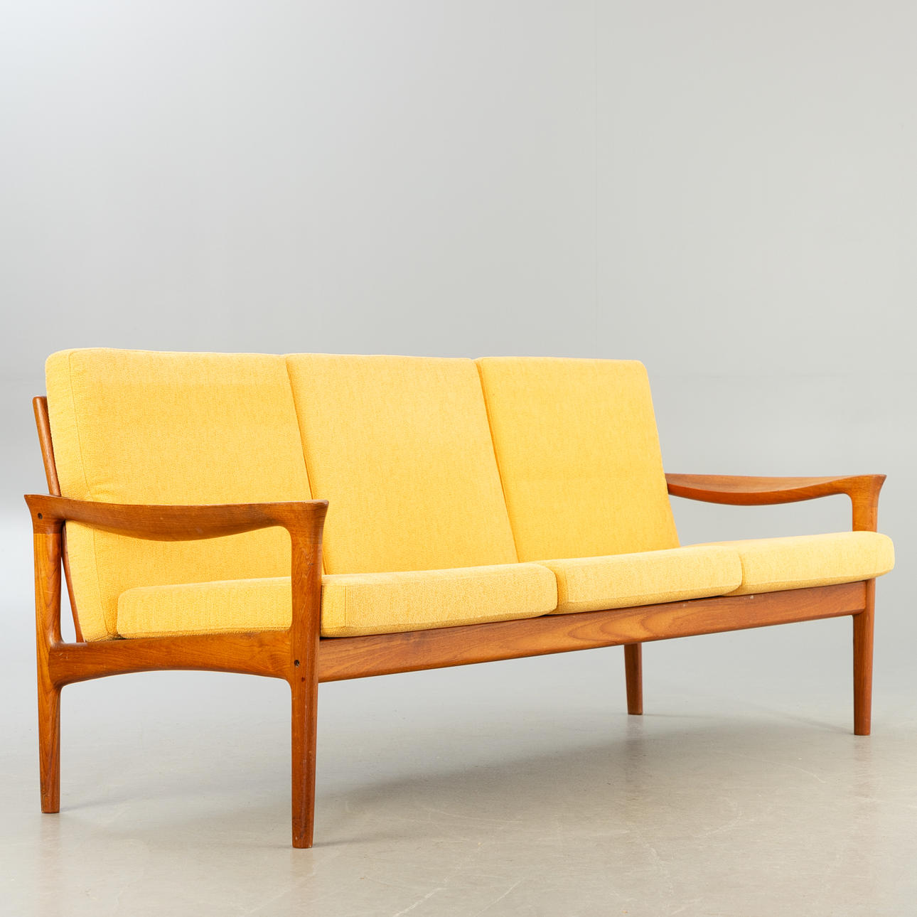 ILLUM WIKKELSØ. 3-sits soffa för Glostrup.