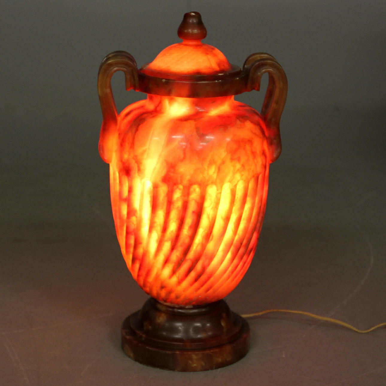 BORDSLAMPA i form av lockurna, alabaster, 1900-tal.