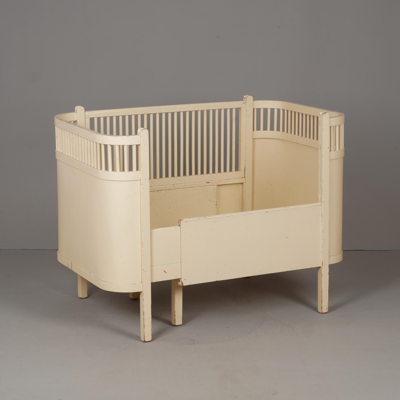VIGGO EINFELDT. Children's bed, “Juno”, extendable, white lacquered wood.