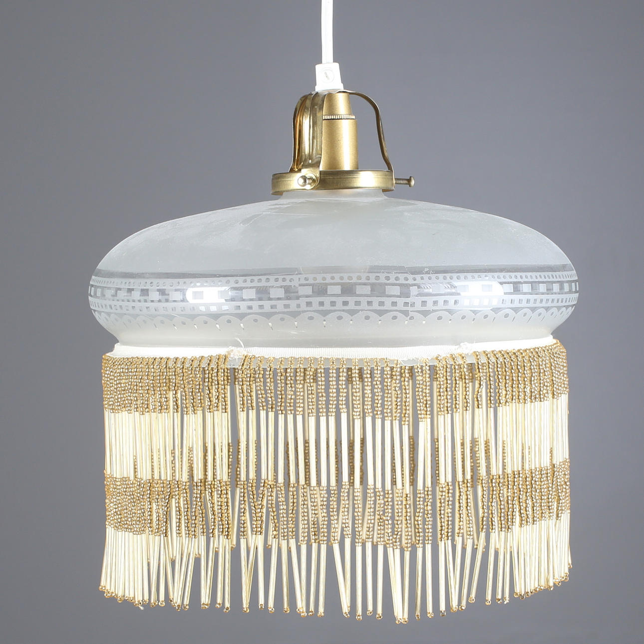 HALLAMPA, med pärl- och glasband, totalhöjd 27 cm, ca 1920.