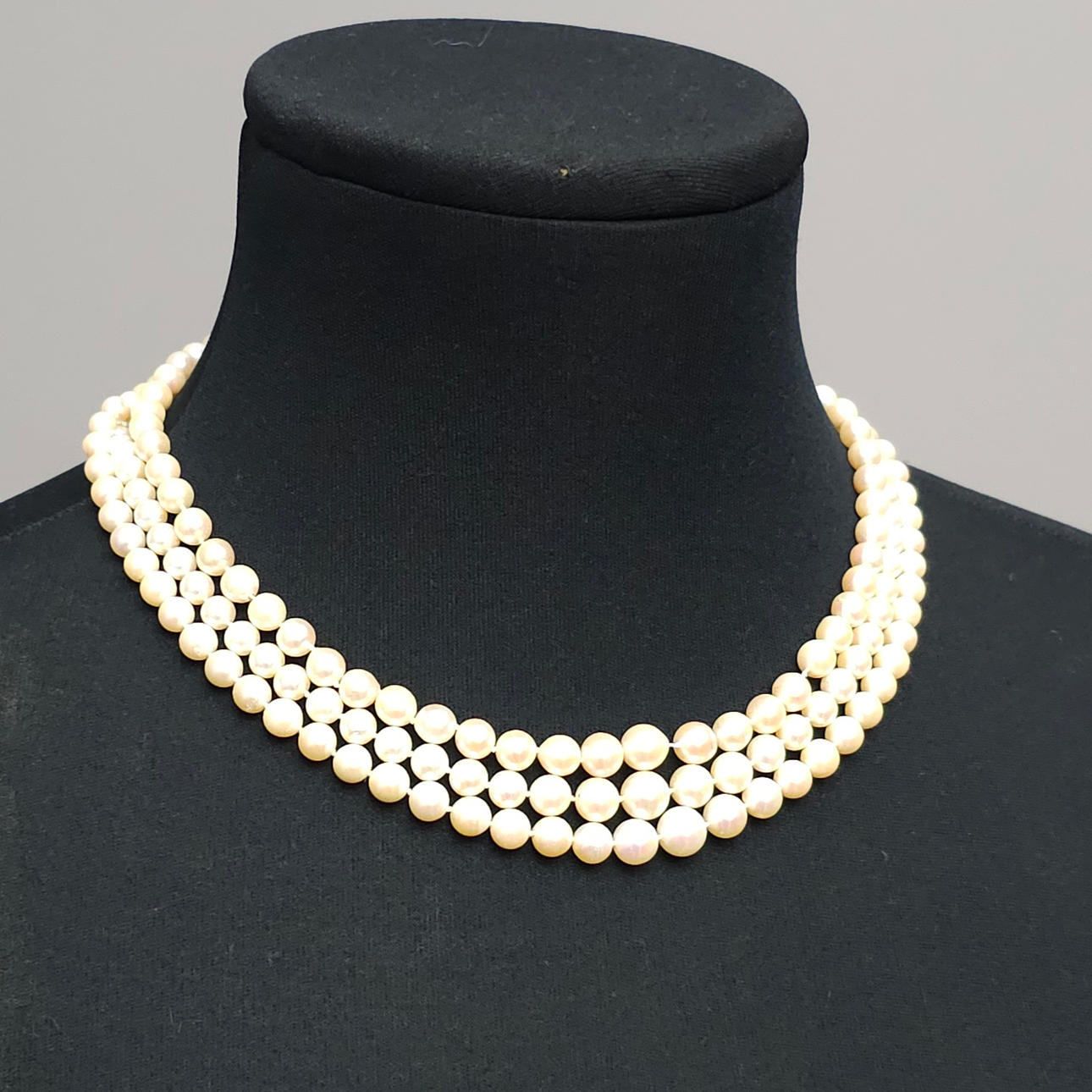 COLLAR DE PERLAS CON CIERRE EN ORO AMARILLO.