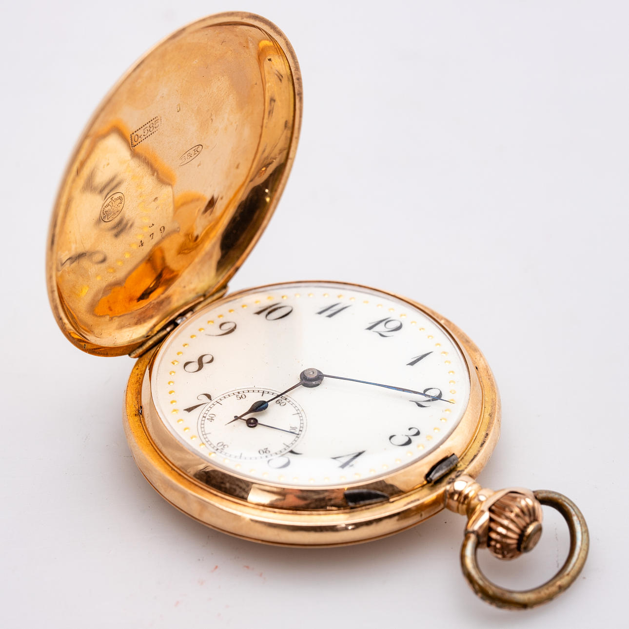 kultainen taskukello.