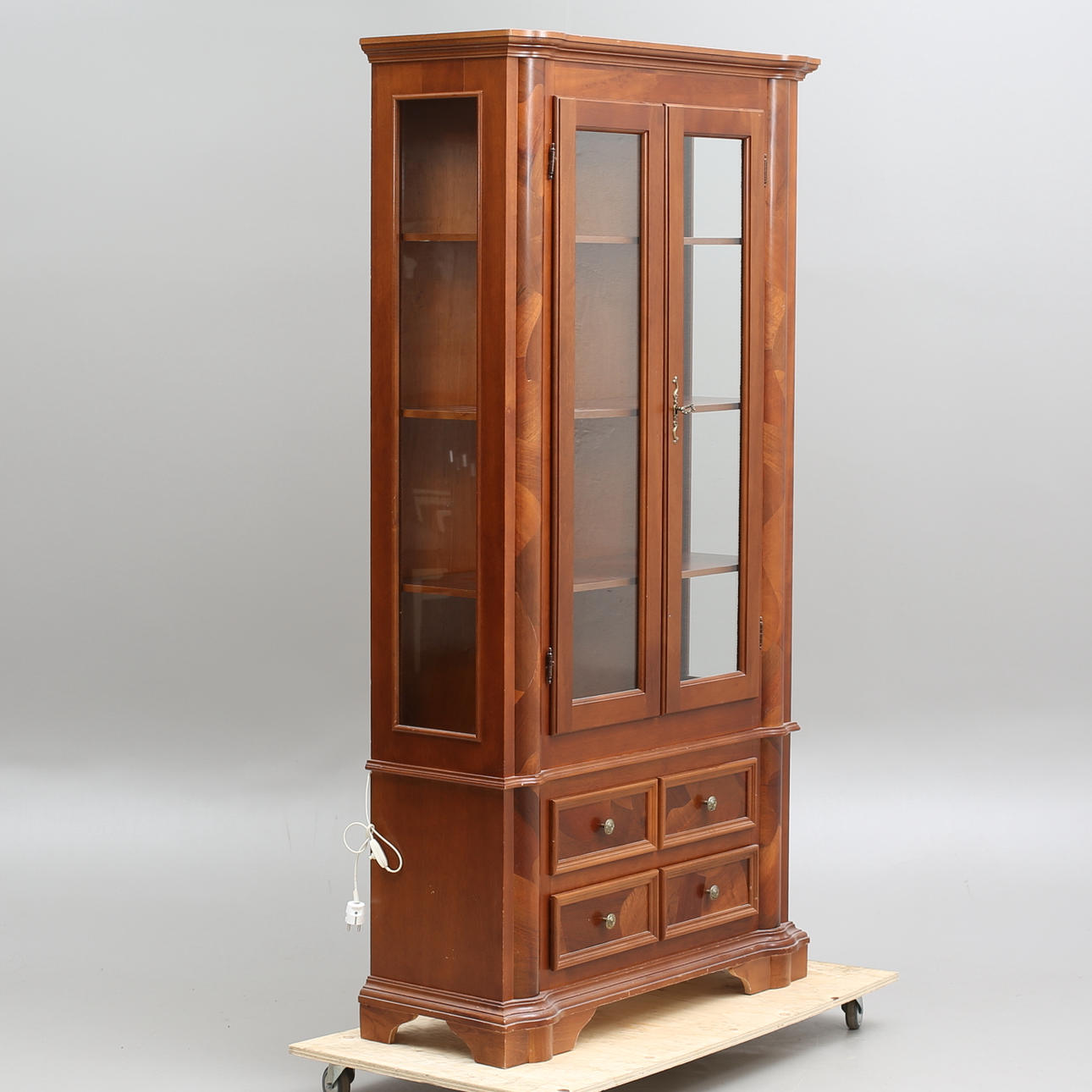 VITRINSKÅP, 1900-talets andra hälft.