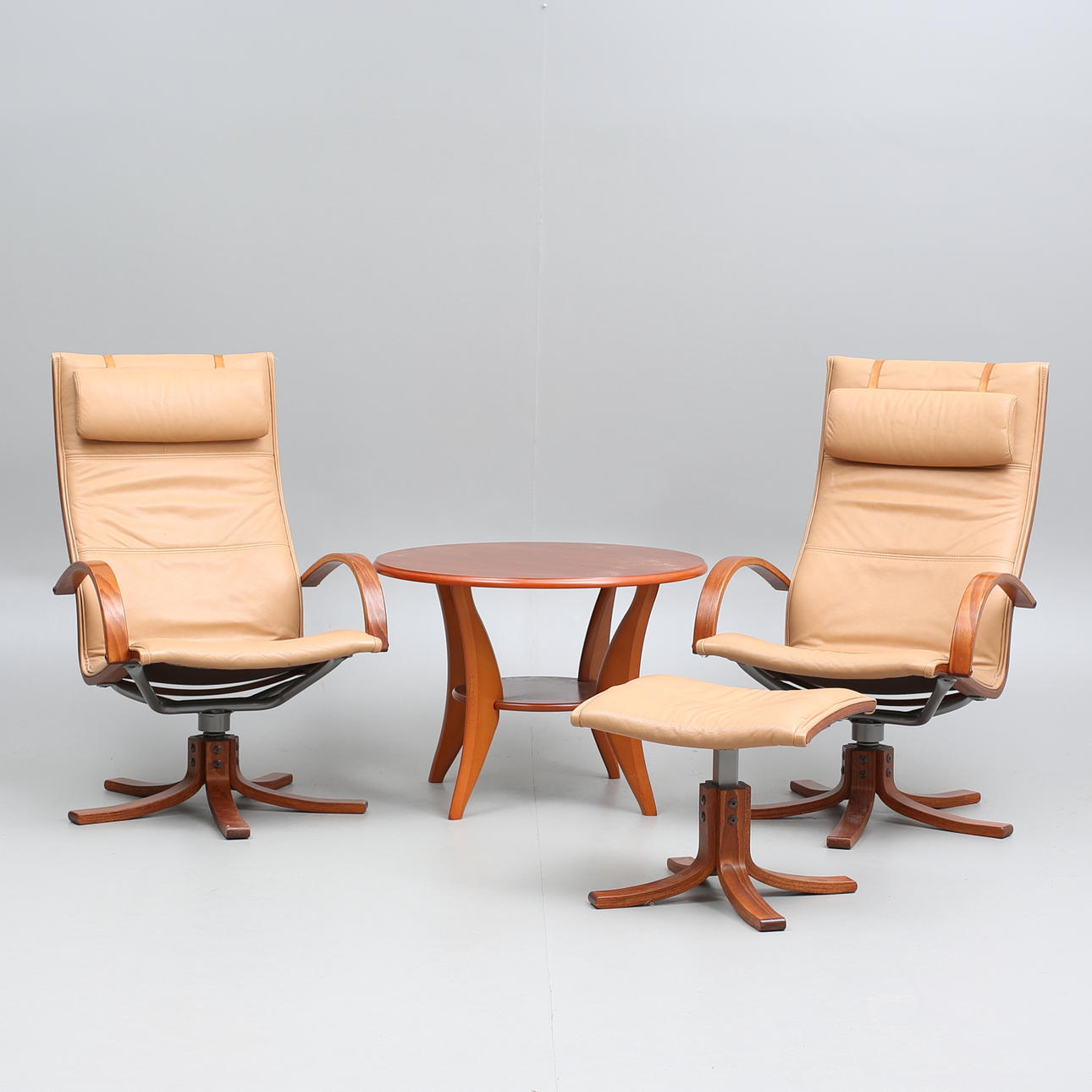 FÅTÖLJER ett par, BORD, samt FOTPALL, 1900/2000-tal.