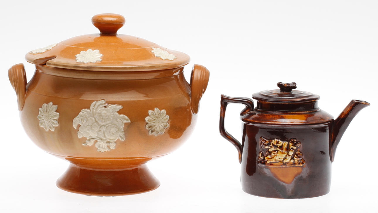 TERRIN,TEKANNA, Tillinge, samt lerfat.