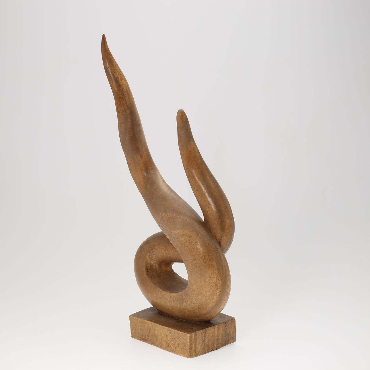 Escultura abstracta en madera.