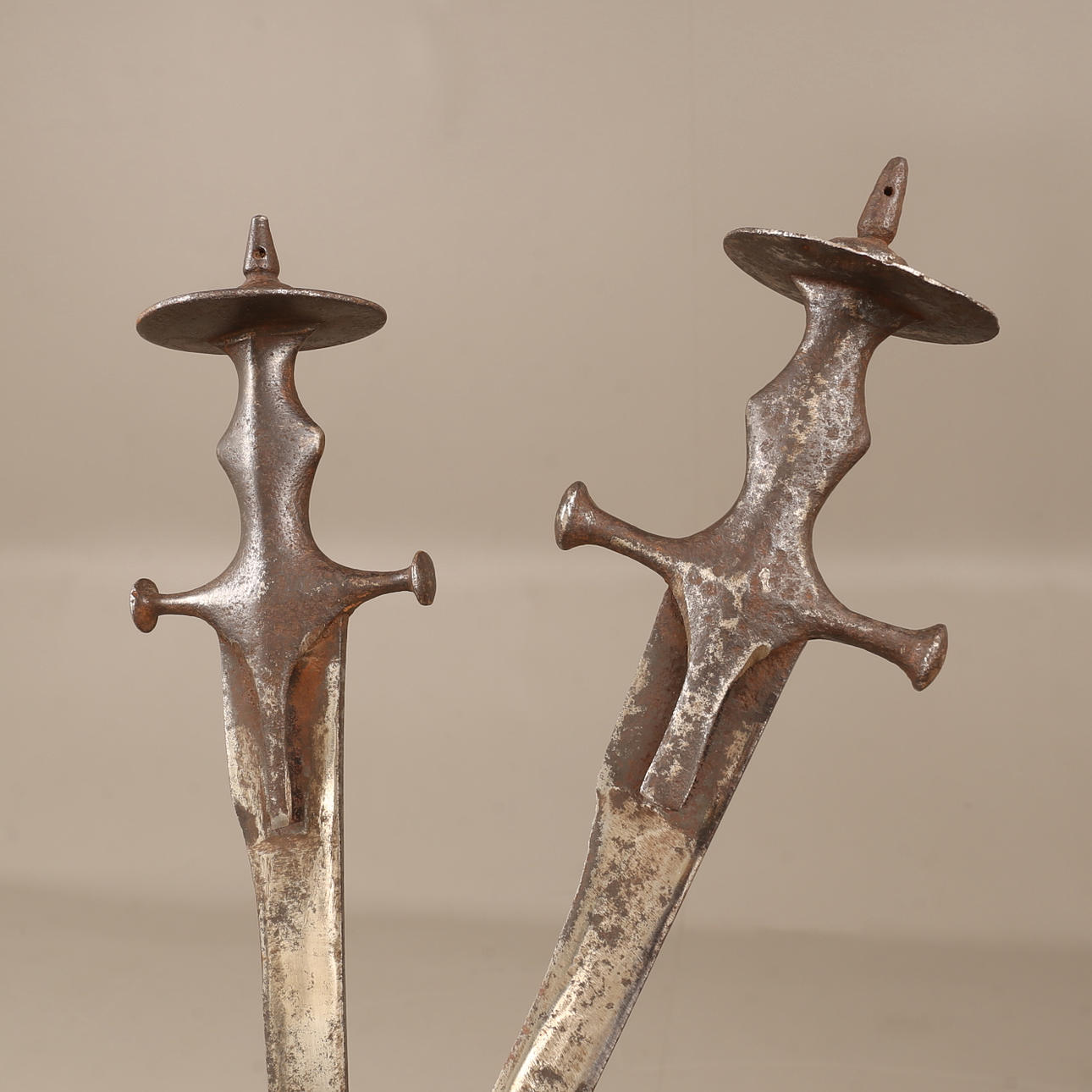 Dos talwars indios, siglo XIX.