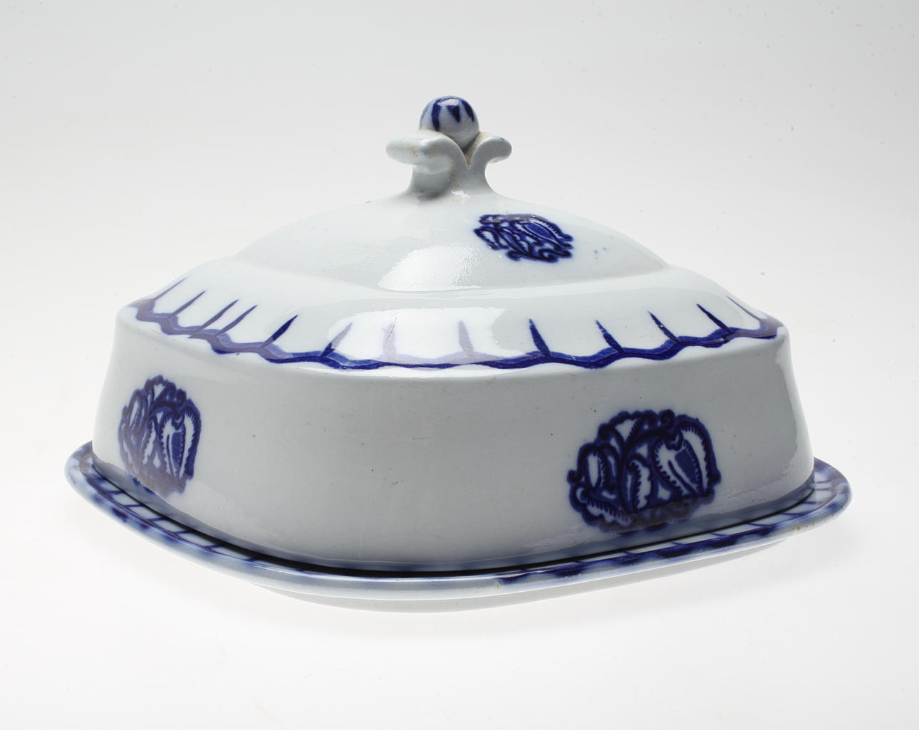 ÄGGFAT MED LOCK, "Liljeblå", Wilhelm Kåge för Gustavsberg, 1900-talets första hälft.