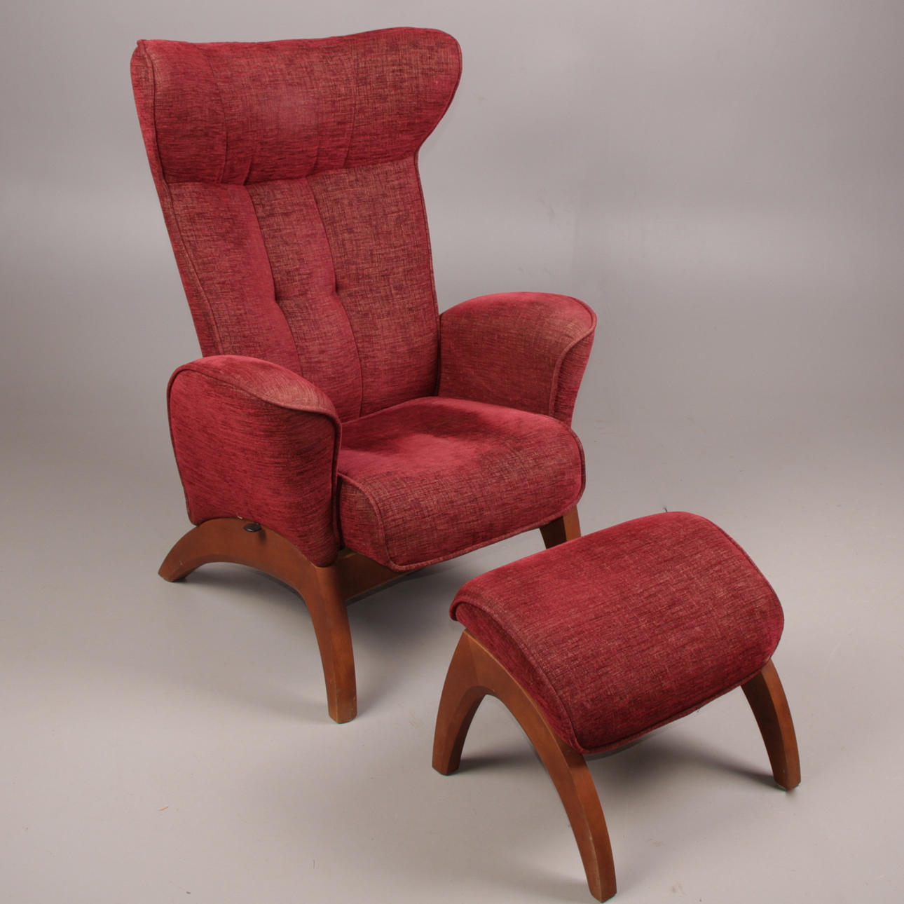 ÖRONLAPPSFÅTÖLJ, med fotpall, 1900-talets andra hälft.