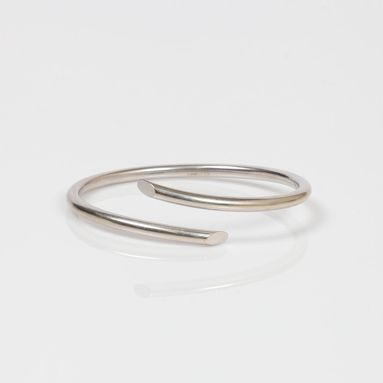 9CT WHITE GOLD BANGLE.