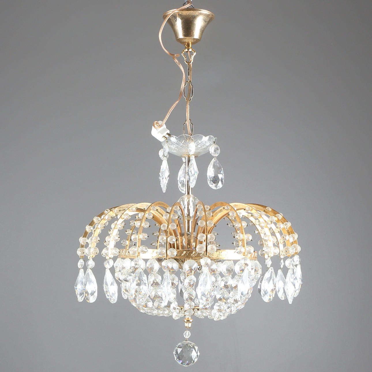 TAKKRONA, mässingsfärgad metall, med prismor, totalhöjd 70 cm, 1900-talets sista fjärdedel.