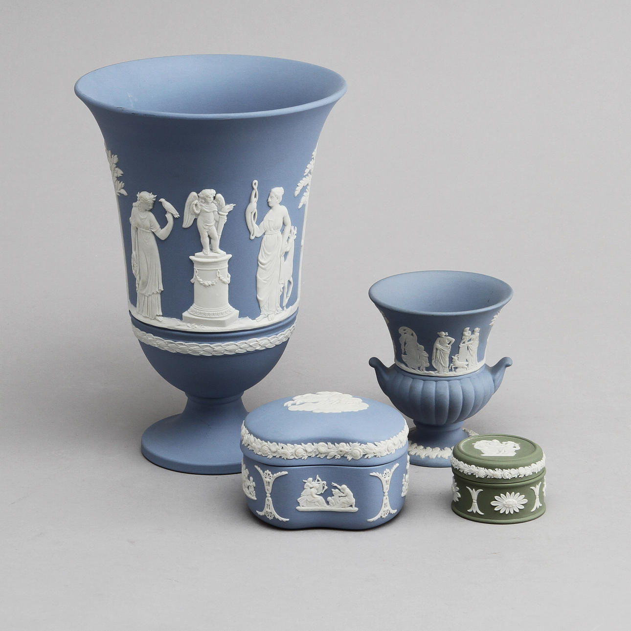 VASER, 2 st samt LOCKASKAR, 2 st, Jasperware, Wedgewood.