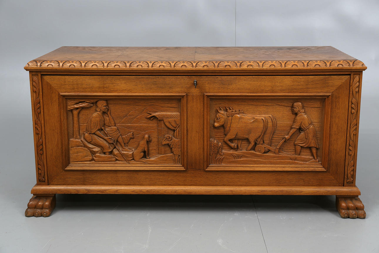 SCHATULL, ek, skulpterad, 1900-talets första hälft.