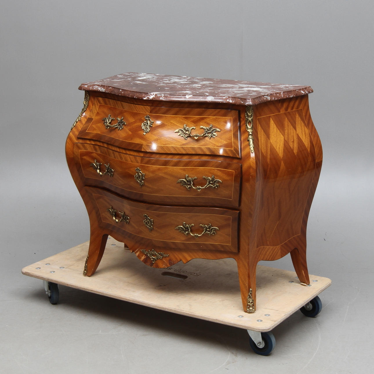 BYRÅ, med stenskiva, rokokostil, 1900-tal.