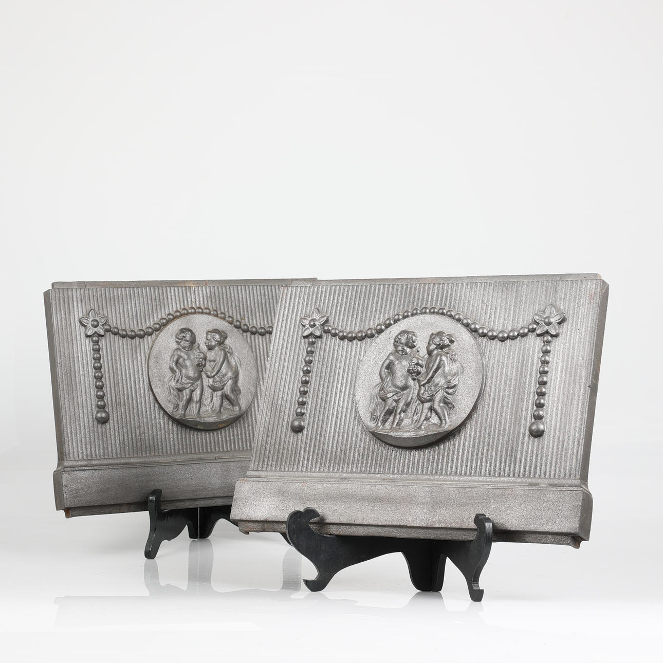 2 gusseiserne Ofenplatten, 20. Jahrhundert.