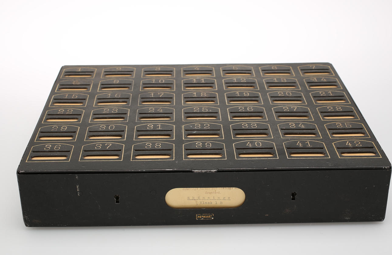 SKOLSPARBÖSSA, svartmålad plåt 1940-tal.